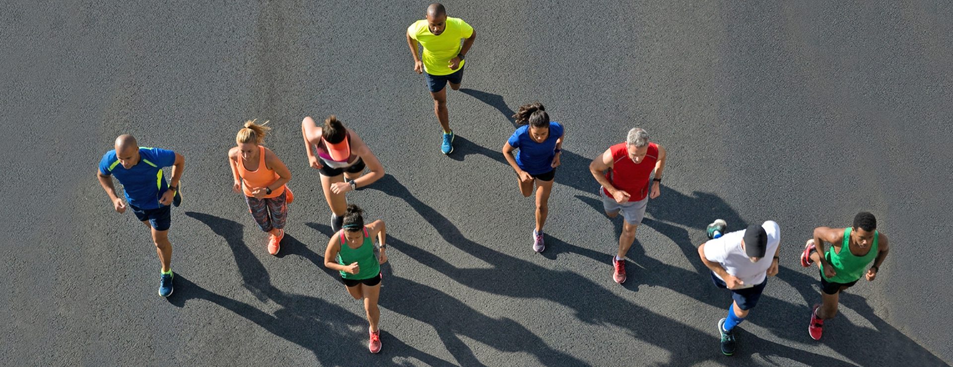 Vue aérienne d’un groupe de coureurs